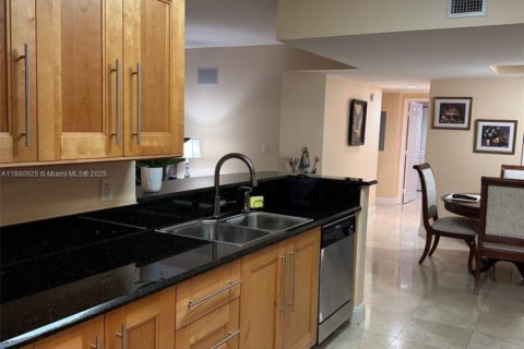 Condo in Miami, Florida, 3 bedrooms  № 1922349 - photo 5