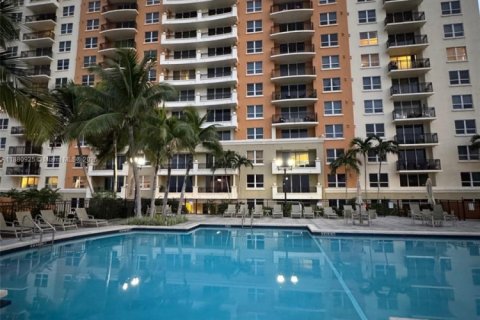 Condo in Miami, Florida, 3 bedrooms  № 1922349 - photo 2