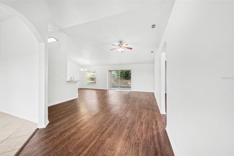 House in Clermont, Florida 3 bedrooms, 152.92 sq.m. № 2217350 - photo 3