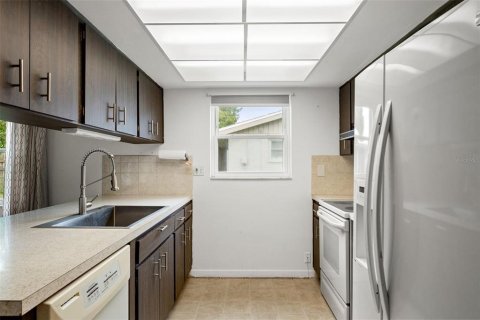 House in Port Richey, Florida 2 bedrooms, 123.1 sq.m. № 1312042 - photo 9