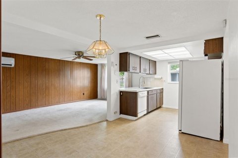 House in Port Richey, Florida 2 bedrooms, 123.1 sq.m. № 1312042 - photo 12