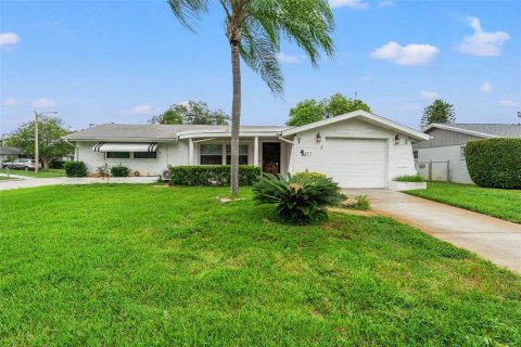 House in Port Richey, Florida 2 bedrooms, 123.1 sq.m. № 1312042 - photo 2