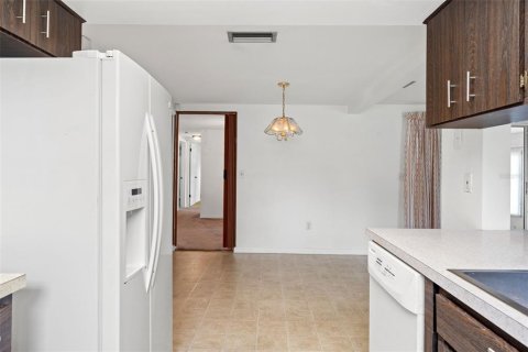 House in Port Richey, Florida 2 bedrooms, 123.1 sq.m. № 1312042 - photo 11