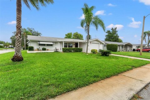 House in Port Richey, Florida 2 bedrooms, 123.1 sq.m. № 1312042 - photo 3