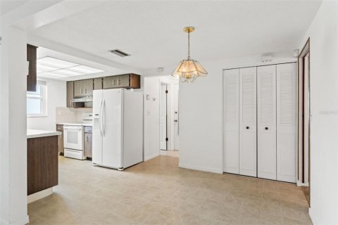 House in Port Richey, Florida 2 bedrooms, 123.1 sq.m. № 1312042 - photo 10