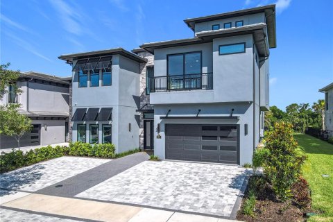 House in Kissimmee, Florida 10 bedrooms, 781.03 sq.m. № 1838985 - photo 1