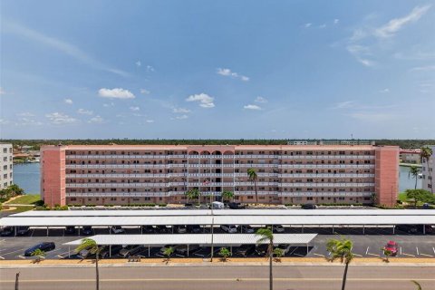 Condominio en venta en Gulfport, Florida, 2 dormitorios, 116.13 m2 № 2199909 - foto 2