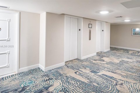 Condo in Hallandale Beach, Florida, 2 bedrooms  № 1839407 - photo 13