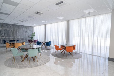 Condo in Hallandale Beach, Florida, 2 bedrooms  № 1839407 - photo 9