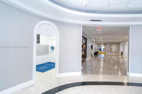 Condo in Hallandale Beach, Florida, 2 bedrooms  № 1839407 - photo 5
