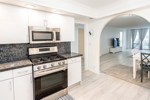Condo in Hallandale Beach, Florida, 2 bedrooms  № 1839407 - photo 22