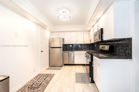 Condo in Hallandale Beach, Florida, 2 bedrooms  № 1839407 - photo 21