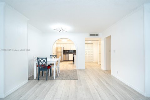 Condo in Hallandale Beach, Florida, 2 bedrooms  № 1839407 - photo 20