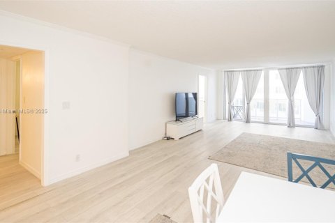 Condo in Hallandale Beach, Florida, 2 bedrooms  № 1839407 - photo 25