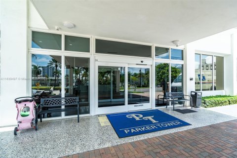 Condo in Hallandale Beach, Florida, 2 bedrooms  № 1839407 - photo 3