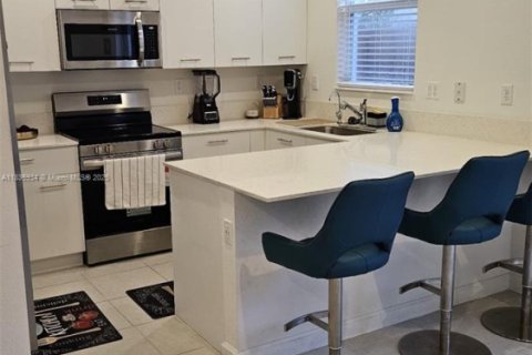 Снять в аренду таунхаус в Майами, Флорида 3 спальни, 137.77м2, № 1935446 - фото 5