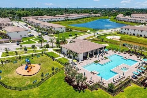 Снять в аренду таунхаус в Майами, Флорида 3 спальни, 137.77м2, № 1935446 - фото 2