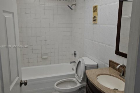 Copropriété à louer à Hialeah Gardens, Floride: 2 chambres, 89.19 m2 № 2052229 - photo 13