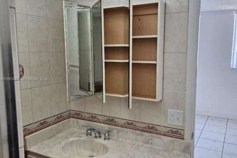 Copropriété à louer à Hialeah Gardens, Floride: 2 chambres, 89.19 m2 № 2052229 - photo 24