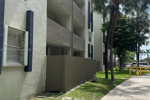 Copropriété à louer à Hialeah Gardens, Floride: 2 chambres, 89.19 m2 № 2052229 - photo 30