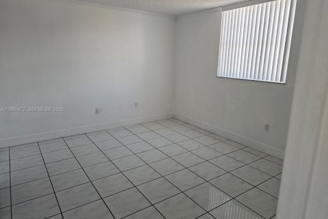 Copropriété à louer à Hialeah Gardens, Floride: 2 chambres, 89.19 m2 № 2052229 - photo 10