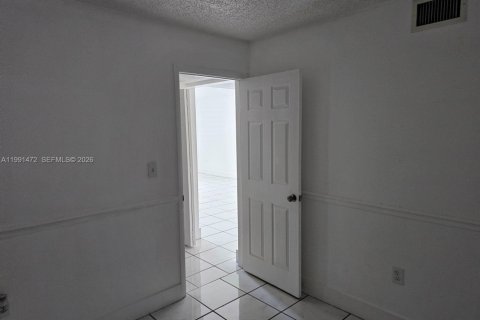 Copropriété à louer à Hialeah Gardens, Floride: 2 chambres, 89.19 m2 № 2052229 - photo 9