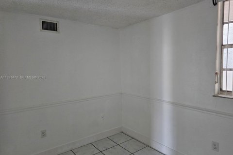Copropriété à louer à Hialeah Gardens, Floride: 2 chambres, 89.19 m2 № 2052229 - photo 8
