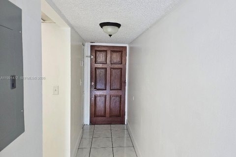 Copropriété à louer à Hialeah Gardens, Floride: 2 chambres, 89.19 m2 № 2052229 - photo 7