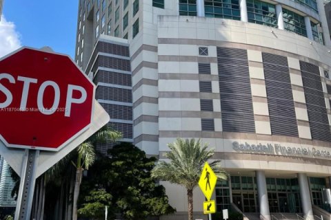 Condominio en venta en Miami, Florida, 1 dormitorio, 70.61 m2 № 1980042 - foto 3