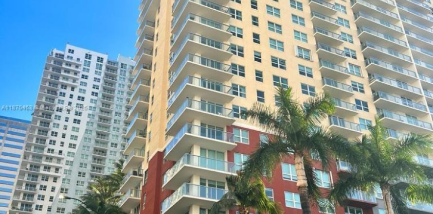 Condominio en Miami, Florida, 1 dormitorio  № 1980042
