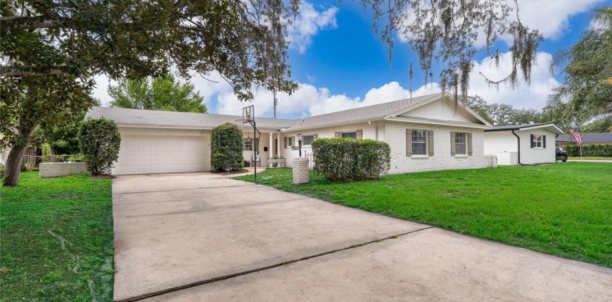 House in Maitland, Florida 4 bedrooms, 178.37 sq.m. № 2203202