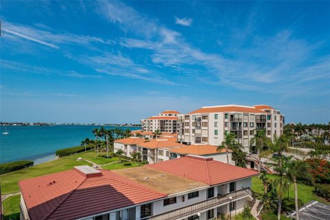 Condo in Saint Petersburg, Florida, 1 bedroom  № 1243927 - photo 2