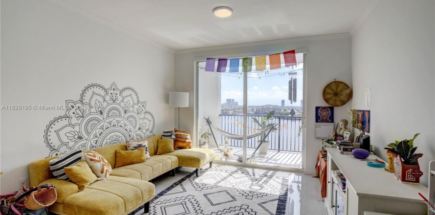 Кондоминиум с 2 спальнями в Санни-Айлс-Бич, Флорида № 1943398