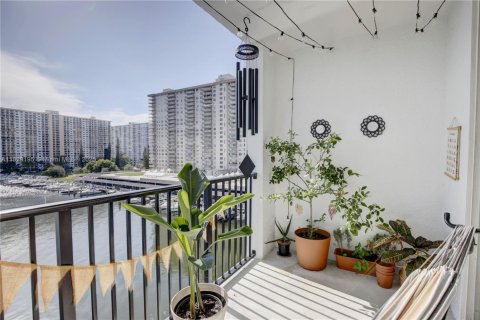 Купить кондоминиум в Санни-Айлс-Бич, Флорида 2 спальни, 103.68м2, № 1943398 - фото 3