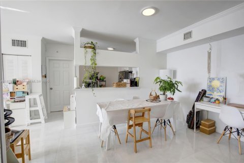 Купить кондоминиум в Санни-Айлс-Бич, Флорида 2 спальни, 103.68м2, № 1943398 - фото 8