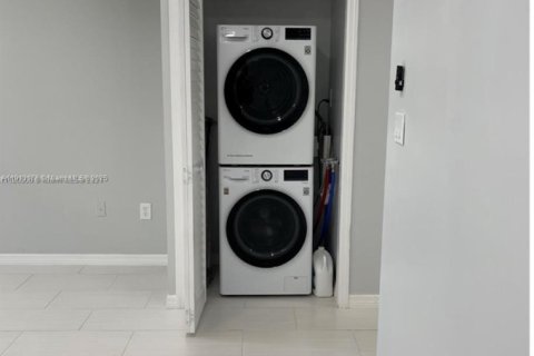 Condo in Hialeah, Florida, 3 bedrooms  № 1969391 - photo 13