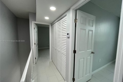 Condo in Hialeah, Florida, 3 bedrooms  № 1969391 - photo 22