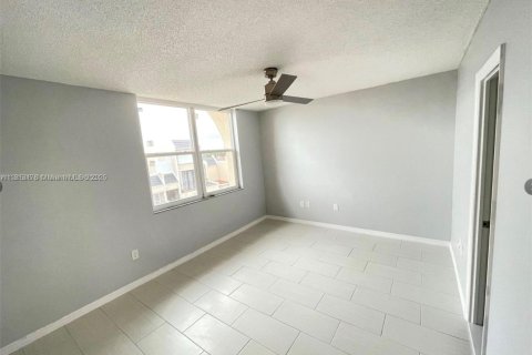 Condo in Hialeah, Florida, 3 bedrooms  № 1969391 - photo 17