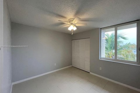 Condo in Hialeah, Florida, 3 bedrooms  № 1969391 - photo 14