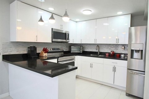 Condo à Hialeah, Floride, 3 chambres  № 1969391
