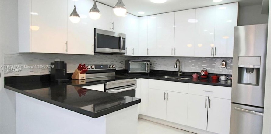 Condo in Hialeah, Florida, 3 bedrooms  № 1969391