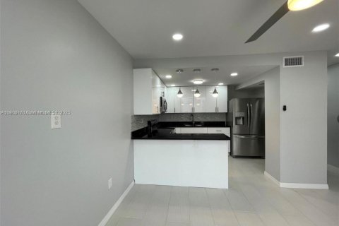 Condo in Hialeah, Florida, 3 bedrooms  № 1969391 - photo 4