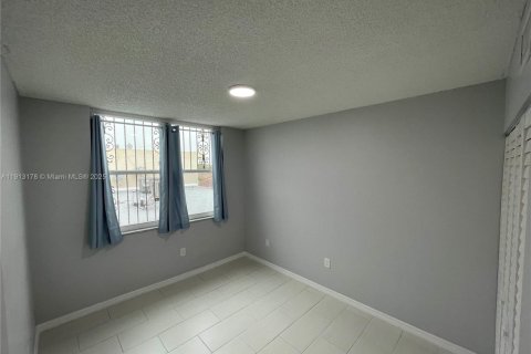 Condo in Hialeah, Florida, 3 bedrooms  № 1969391 - photo 24