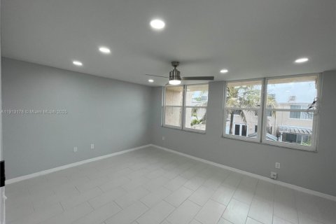 Condo in Hialeah, Florida, 3 bedrooms  № 1969391 - photo 19