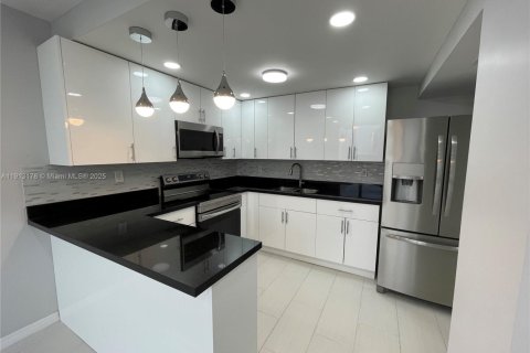 Condo in Hialeah, Florida, 3 bedrooms  № 1969391 - photo 7