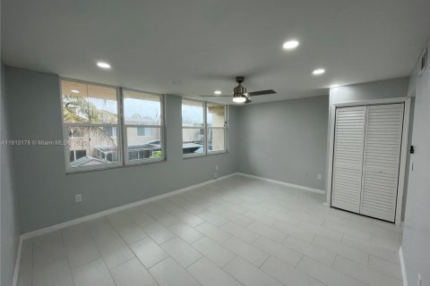 Condo in Hialeah, Florida, 3 bedrooms  № 1969391 - photo 18
