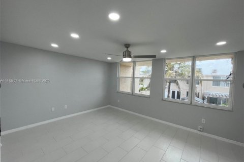 Condo in Hialeah, Florida, 3 bedrooms  № 1969391 - photo 16
