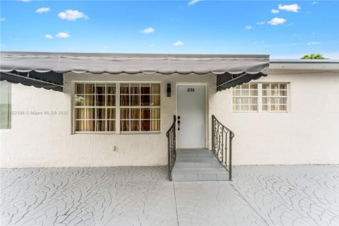 House in Miami, Florida 4 bedrooms, 125.42 sq.m. № 1958561 - photo 2