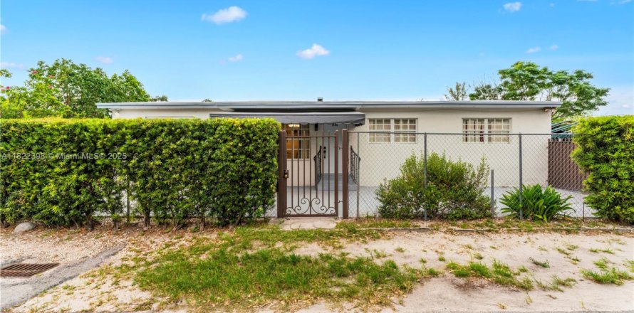 House in Miami, Florida 4 bedrooms, 125.42 sq.m. № 1958561