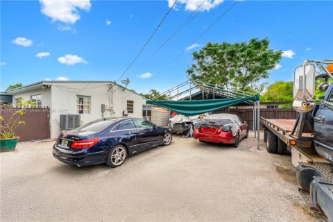 House in Miami, Florida 4 bedrooms, 125.42 sq.m. № 1958561 - photo 19